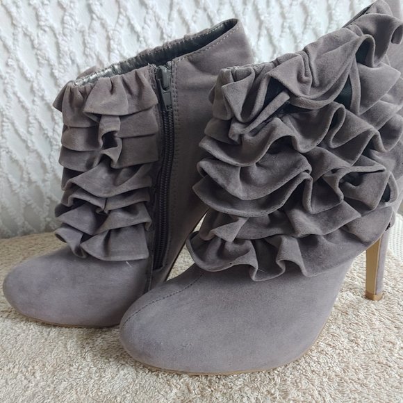 FAHRENHEIT Ruffle Booties Faux Suede Grey - Picture 5 of 8